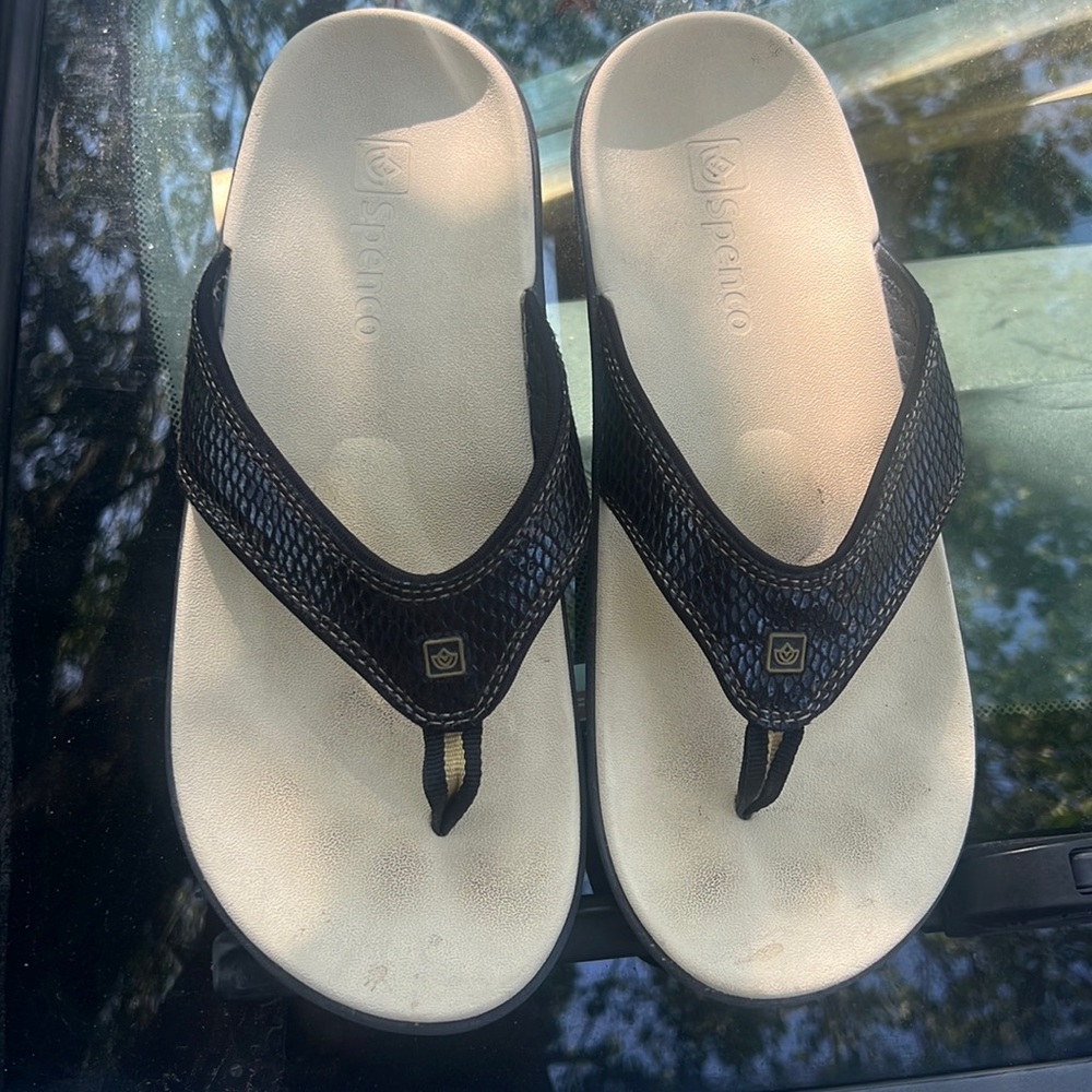 Spenco Yumi Snake Flip Flop para mujer